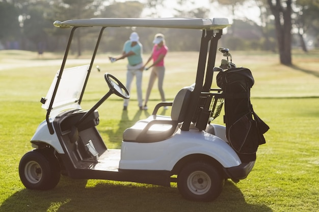 Golf met fouten op gebied tijdens zonnige dag