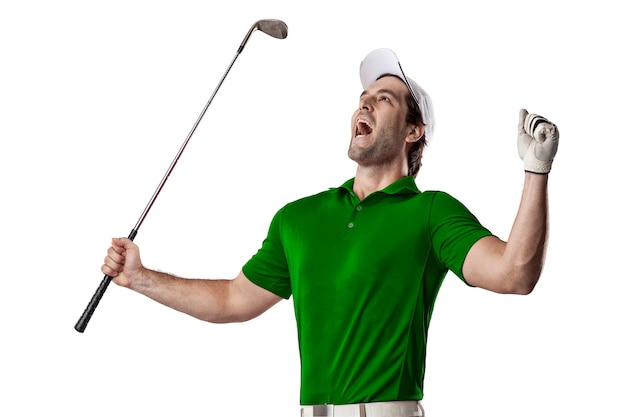 Giocatore di golf in una camicia verde che celebra, su uno sfondo bianco.