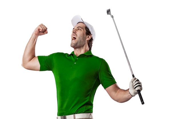 Foto giocatore di golf in una camicia verde che celebra, su uno sfondo bianco.