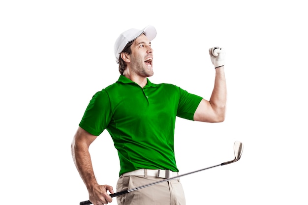 Игрок в гольф в зеленой рубашке празднует, на белом фоне.