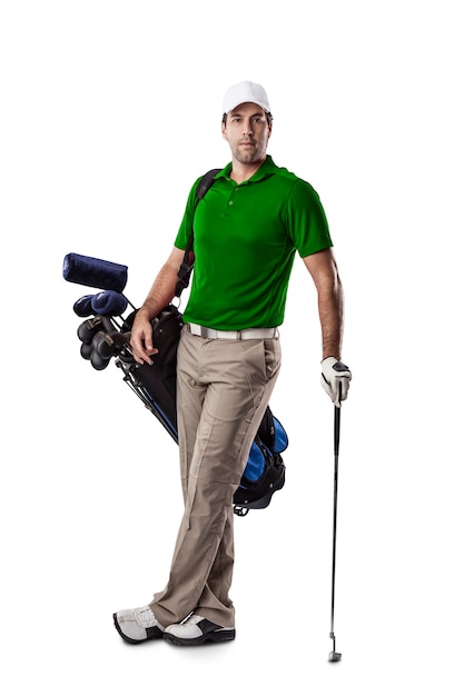 흰색 배경에 그의 뒤쪽에 골프 클럽 가방과 함께 서있는 녹색 셔츠에 골프 선수.