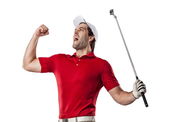 Giocatore di golf in una camicia rossa che celebra, su uno spazio bianco.