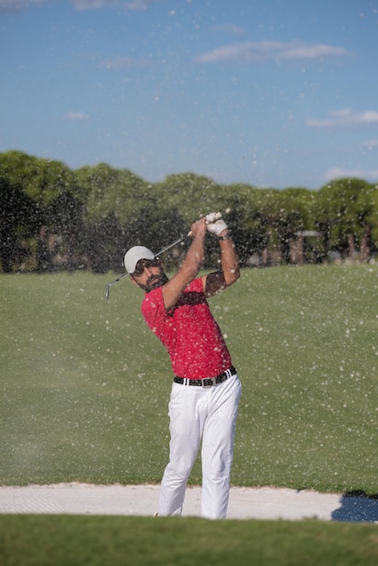 Photo golf player shot ball from sand bunker at course