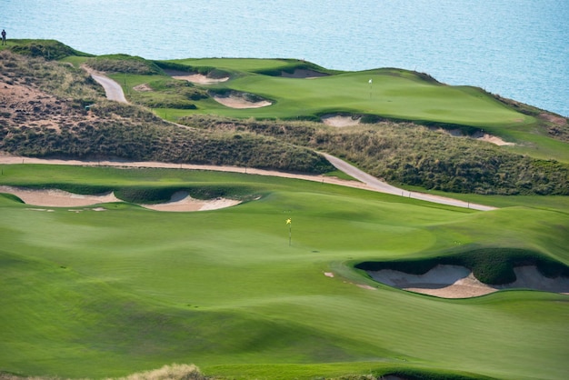 Foto golf resort con lo scenario del mare. vacanze estive