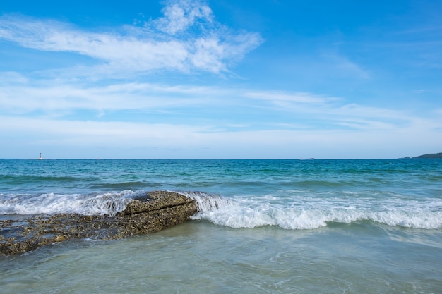 Golf van groene oceaan aan zandstrand en de blauwe hemel