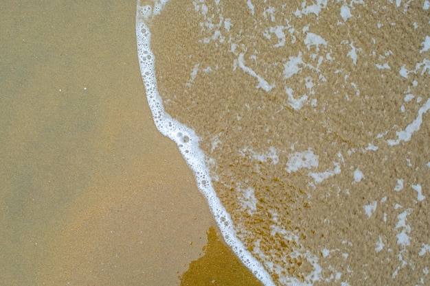 Golf van zout zeewater op het strandzand