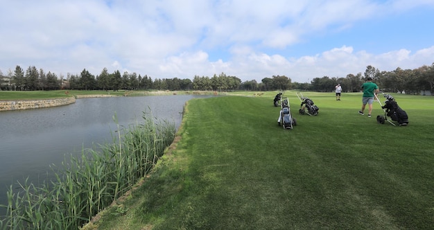 Foto golfbaan met bos en vijver