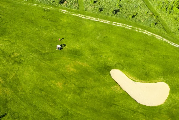 Golfbaan met zandbunker en groen gras luchtfoto