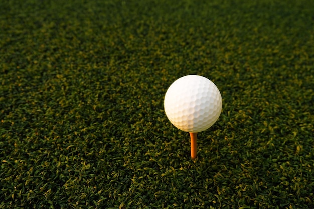 Golfbal close-up op groen gras op wazig mooi landschap van golf backgroundConcept internationale sport die afhankelijk is van precisievaardigheden voor gezondheidsrelaxatiex9