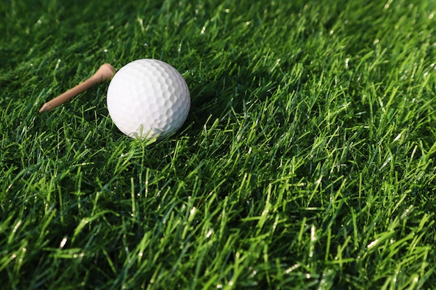 Golfbal close-up op groen gras op wazig mooi landschap van golf backgroundConcept internationale sport die afhankelijk is van precisievaardigheden voor gezondheidsrelaxatiex9