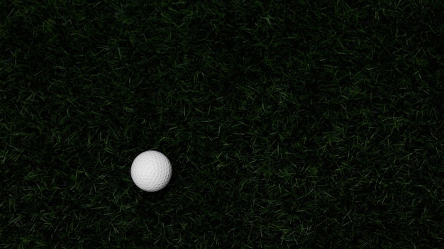 Golfbal close-up op tee gras op wazig mooi landschap van golfachtergrond Concept internationale sport die afhankelijk is van precisievaardigheden voor gezondheidsontspanning