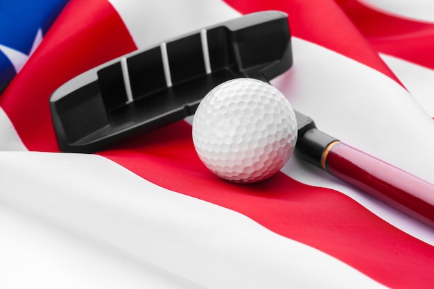 Golfbal en club op Amerikaanse vlag.