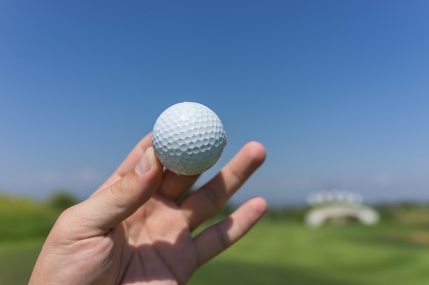 Golfbal in de hand houden