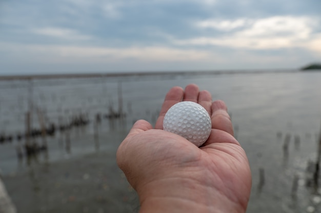 Golfbal in de hand