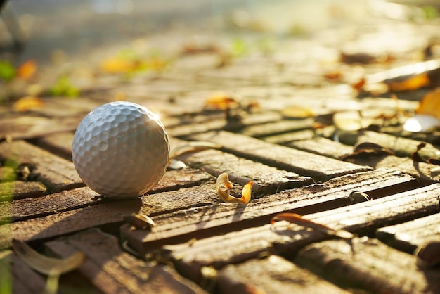 Foto golfbal op het voetpad bij zonsondergang