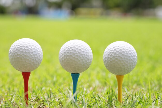 Golfbal op houten golft-stuk.