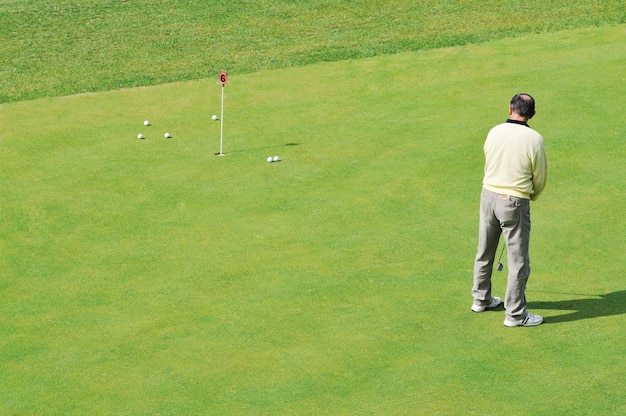 golfbal op sportgolfbaan en hole