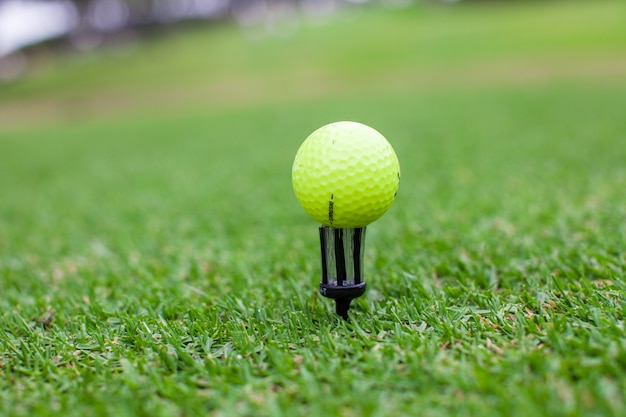 Golfbal op T-stuk in een mooie golfclub