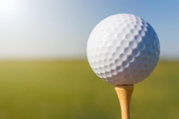 Golfbal op tee. Detailopname.