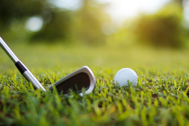 Golfballen en golfclubs op een groen grasveld in een prachtige golfbaan