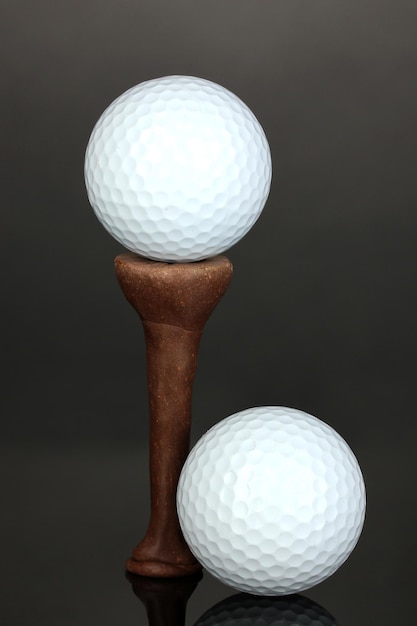 Golfballen op grijze achtergrond