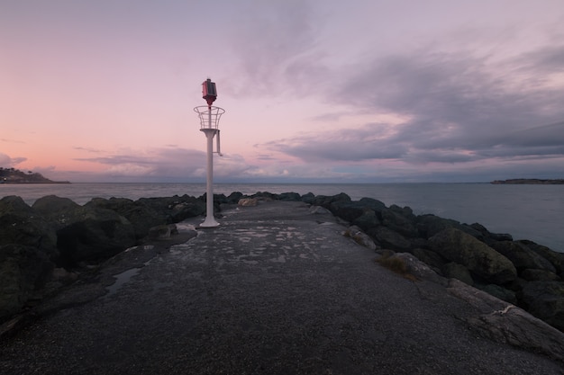 Golfbreker bij het strand van Hendaia, Baskenland.