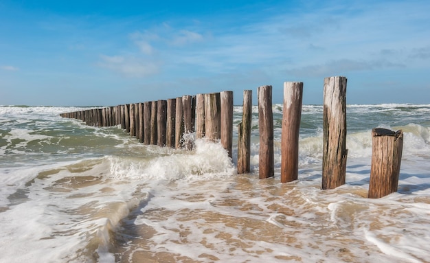 golfbrekers met golven op het strand aan de Noordzee in Domburg, Zeeland, Holland