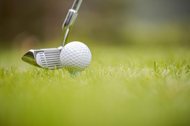 Golfclub en bal op tee voor bestuurder