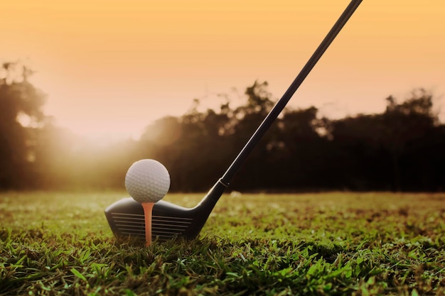 Golfclubs en golfballen op een groen grasveld in een prachtige golfbaan