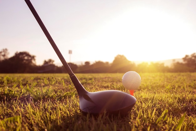 Golfclubs en golfballen op een groen grasveld in een prachtige golfbaan