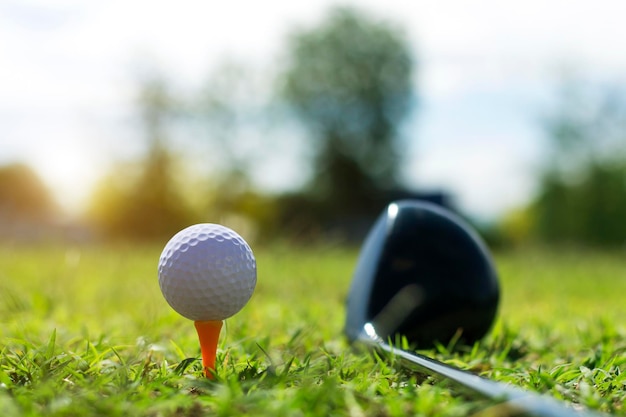 Golfclubs en golfballen op een groen grasveld in een prachtige golfbaan