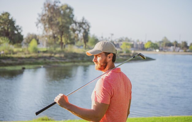 Golfer die golfbal op de groene golf zet