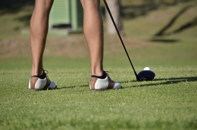 Golfer maakt zich klaar om de golfbal met een club te raken