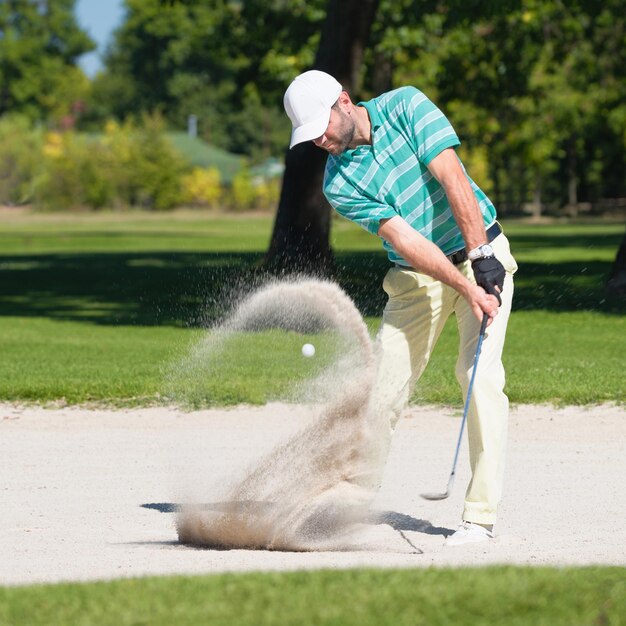 Photo golfer in sand trap