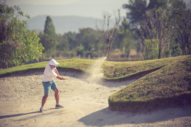 Golfers slaan de bal in het zand Snelheid en Kracht Vintage kleur