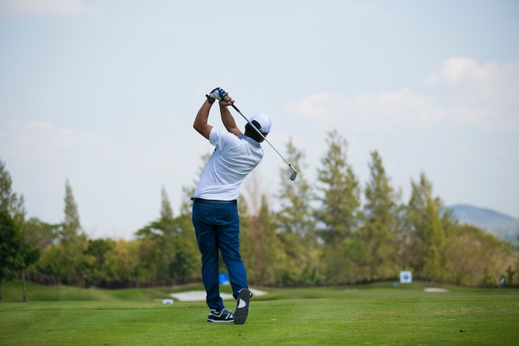 Foto golfers slaan in de zomer een prachtige golfbaan
