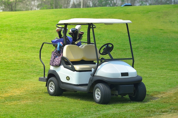 Golfkarren op een golfbaan