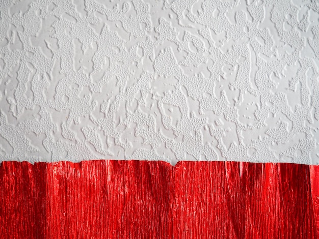 Golfpapier in rood. Oneven oppervlak. Abstracte achtergrond. Golvende randen van het vel papier. Verlichting gradiënt.