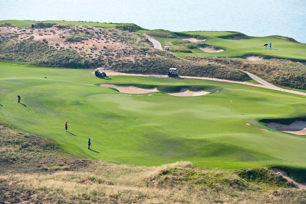 Golfresort met het landschap van de zee. zomervakantie