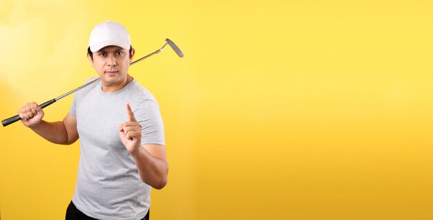 Golfspeler Aziatische man in het nemen van een schommel, geïsoleerd