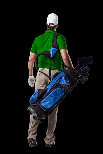 Golfspeler in een groen shirt lopen met een zak golfclubs op zijn rug, op een zwarte achtergrond.