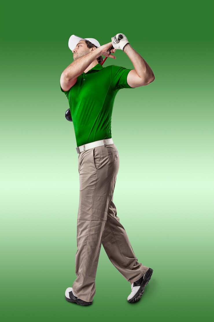 Golfspeler in een groen shirt met een schommel, op een groene achtergrond.