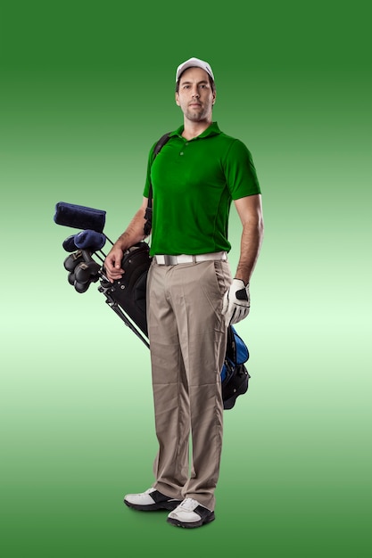 Golfspeler in een groen shirt, staande met een zak golfclubs op zijn rug, op een groene achtergrond.