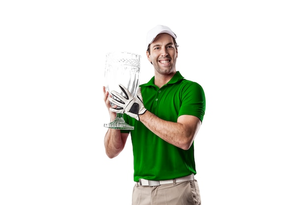 Golfspeler in een groen shirt vieren met een glazen trofee in zijn handen, op een witte achtergrond.