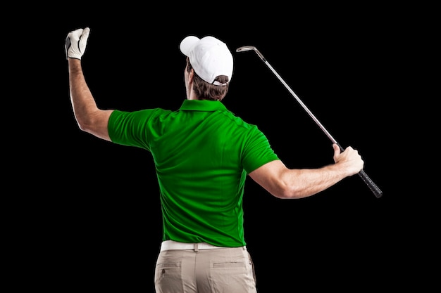 Golfspeler in een groen shirt vieren, op een zwarte achtergrond.