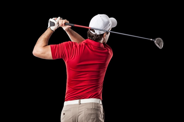 Golfspeler in een rood shirt met een schommel, op een zwarte achtergrond.