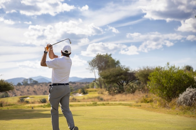 Foto golfspeler swing op bewolkte hemel