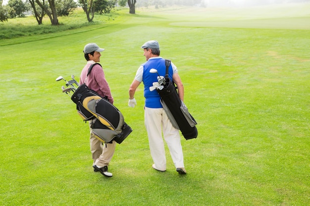 Golfspeler vrienden wandelen en chatten