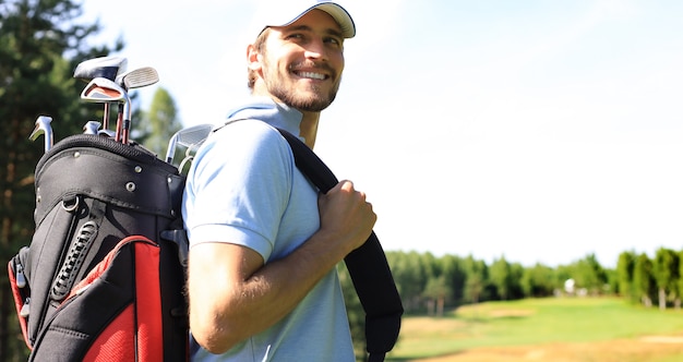 Foto golfspeler wandelen en draagtas op cursus tijdens golfen in de zomer.
