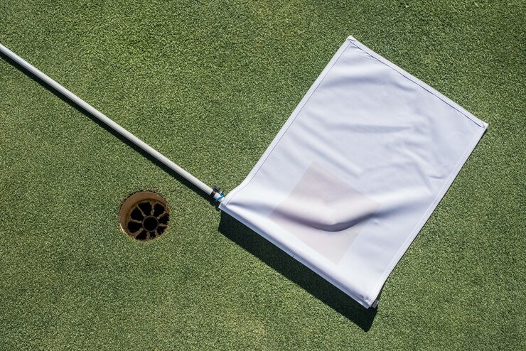 Golfveld met leeg gat en witte vlag